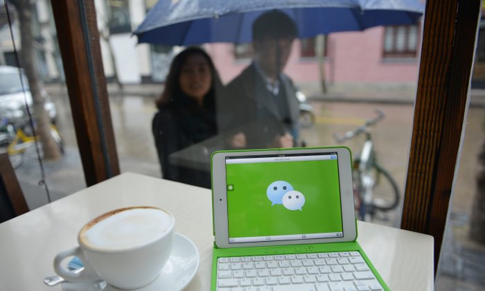 El logotipo de la plataforma china de mensajería instantánea WeChat se muestra en un dispositivo móvil en Shanghái, China, el 12 de marzo de 2014. (Peter Parks/AFP/Getty Images)