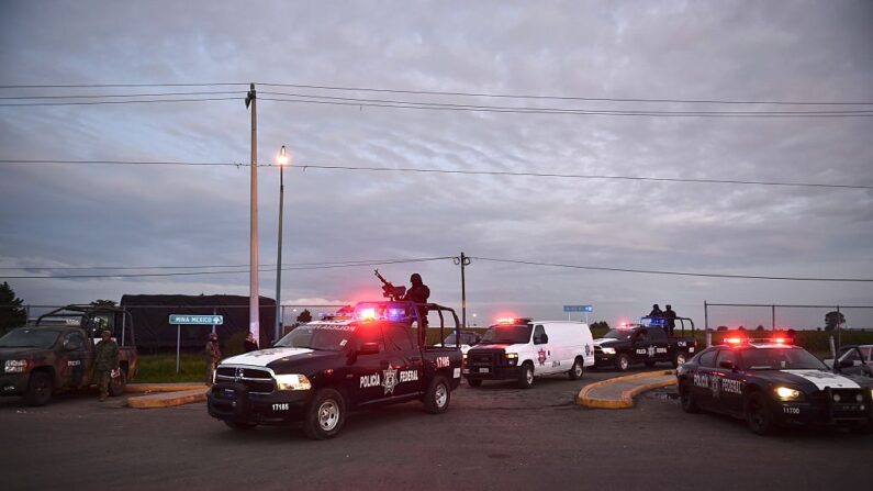 Policías federales de México escoltan un convoy que transporta a presuntos narcotraficantes desde la prisión del Altiplano en Almoloya de Juárez, México, el 12 de julio de 2015. (Yuri Cortez/AFP via Getty Images)