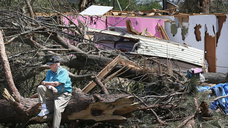 Imagen de archivo. Charles Milam se sienta en un árbol derribado frente a lo que queda de su casa donde resultó herido por los escombros que volaban mientras se alejaba de un tornado el 2 de mayo de 2014 en Tupelo, Mississippi. (Joe Raedle/Getty Images)