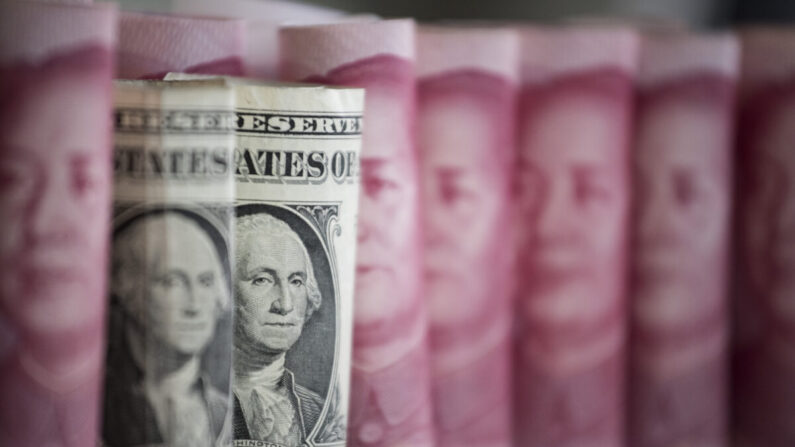 Billetes chinos de 100 yuanes y billetes de un dólar estadounidense en Beijing el 6 de enero de 2017. (Fred Dufour/AFP vía Getty Images)