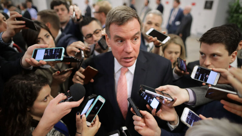 Los periodistas rodean al senador Mark Warner (D-Va.), miembro del Comité de Inteligencia del Senado, mientras se dirige al almuerzo político semanal de su partido en el Capitolio de Estados Unidos en Washington el 16 de mayo de 2017. (Chip Somodevilla/Getty Images)