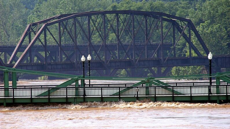 Dos puentes que cruzan el río Delaware 29 de junio 2006 en Easton, Pennsylvania. (Foto de William Thomas Cain/Getty Images)