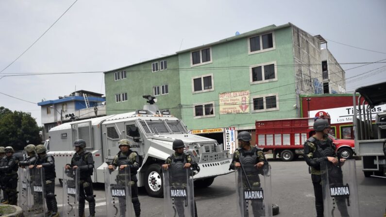 Miembros de la Marina Armada de México montan guardia tras un tiroteo en el que ocho presuntos narcotraficantes fueron abatidos en Tláhuac, Ciudad de México, el 20 de julio de 2017. (PEDRO PARDO/AFP via Getty Images)