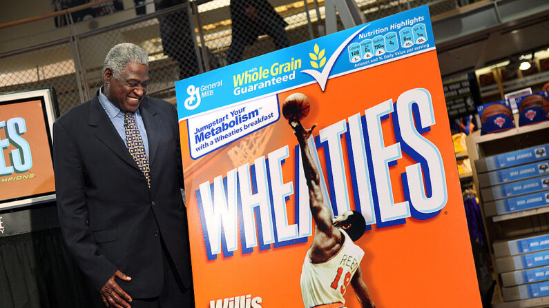 La leyenda de la NBA Willis Reed asiste a la presentación de la edición especial de la caja de Wheaties en la NBA Store el 4 de febrero de 2009 en Nueva York. (Scott Gries/Getty Images)