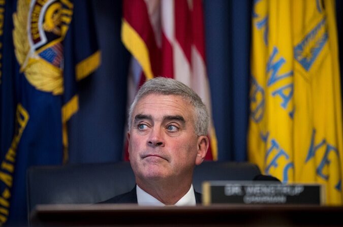 El representante Brad Wenstrup (R-OH) durante una audiencia del Comité de Asuntos de Veteranos de la Cámara de Representantes en Washington DC, el 26 de septiembre de 2017. (Drew Angerer/Getty Images)
