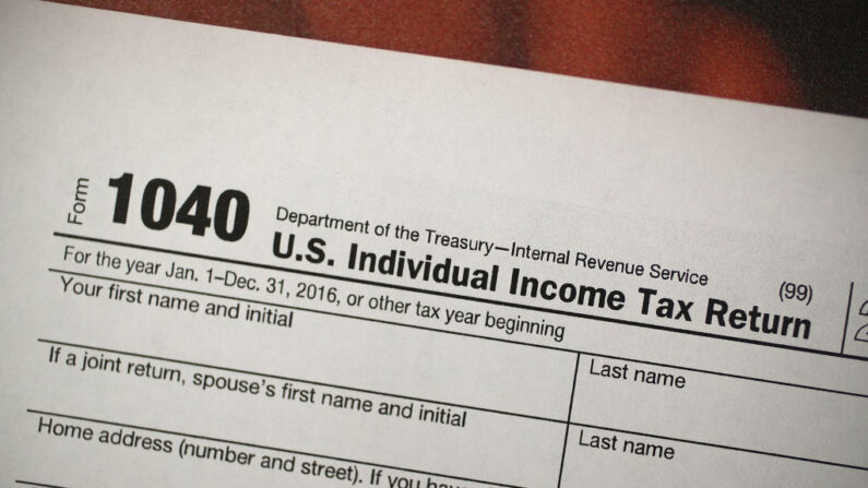 Una copia de un formulario de impuestos IRS 1040 se ve en una oficina de H&R Block el día en que el entonces presidente Donald Trump firmó el proyecto de ley republicano de recorte de impuestos en Washington, DC el 22 de diciembre de 2017 en Miami, Florida. (Joe Raedle/Getty Images)