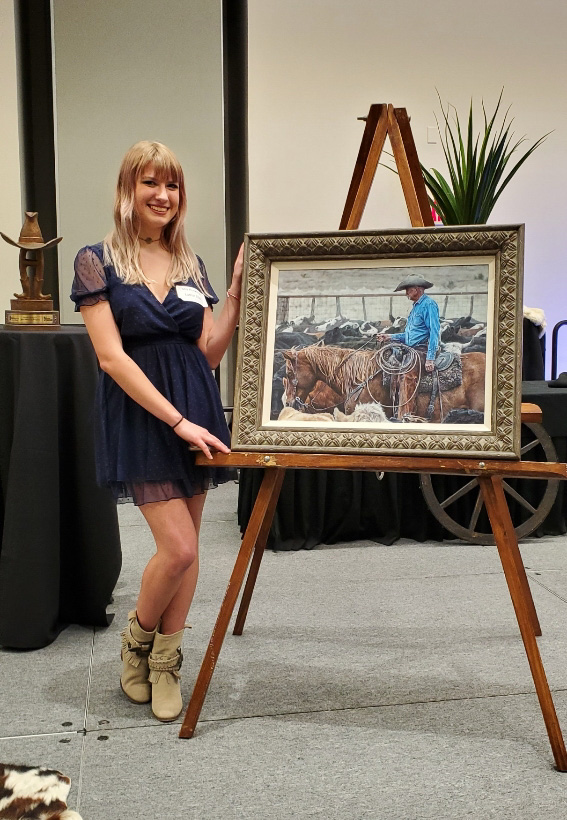  Mia Huckman junto a su pintura ganadora titulada “Nuestro último rodeo”. (Cortesía de Mia Huckman)