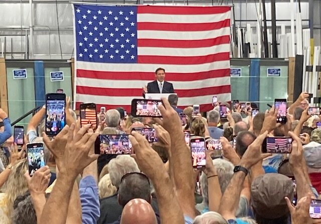 El gobernador de Florida Ron DeSantis es recibido por una multitud de alrededor de 1500 personas el 28 de febrero en PGT Windows + Doors en North Venice, Florida (John Haughey/The Epoch Times)