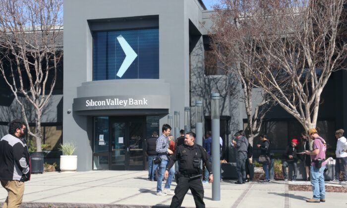 Los clientes esperan en fila fuera de la clausurada sede del Silicon Valley Bank (SVB) en Santa Clara, California, el 13 de marzo de 2023. (Vivian Yin/The Epoch Times)