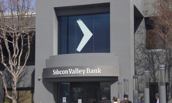 Unos clientes hacen cola frente a la sede del Silicon Valley Bank (SVB) en Santa Clara, California, el 13 de marzo de 2023. (Vivian Yin/The Epoch Times)