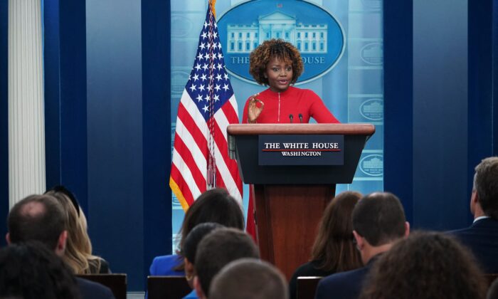 La secretaria de prensa de la Casa Blanca, Karine Jean-Pierre, habla durante la rueda de prensa diaria en la Sala de Prensa James Brady de la Casa Blanca, el 13 de febrero de 2023. (Mandel Ngan/AFP vía Getty Images)
