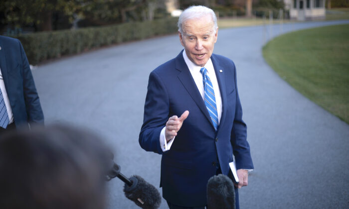 El presidente Joe Biden afuera de la Casa Blanca en Washington, el 1 de marzo de 2023. (Win McNamee/Getty Images)
