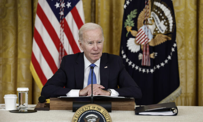 El presidente Joe Biden hace comentarios antes del comienzo de una reunión con los gobernadores de todo el país, en el Salón Este de la Casa Blanca, en Washington, el 10 de febrero de 2023. (Anna Moneymaker/Getty Images)
