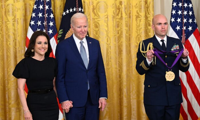 El presidente Joe Biden otorga a la actriz Julia Louis-Dreyfus la Medalla Nacional de las Artes 2021 durante una ceremonia en la Sala Este de la Casa Blanca el 21 de marzo de 2023. (Saul Loeb/AFP vía Getty Images)