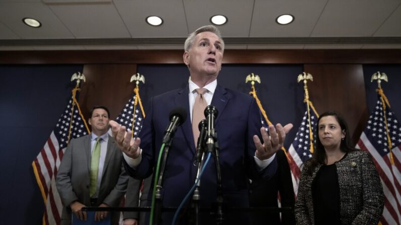 El presidente de la Cámara de Representantes, Kevin McCarthy (R-Calif.), habla durante una rueda de prensa tras una sesión informativa sobre el presupuesto en el Capitolio de EE.UU. en Washington el 8 de marzo de 2023. (Drew Angerer/Getty Images)
