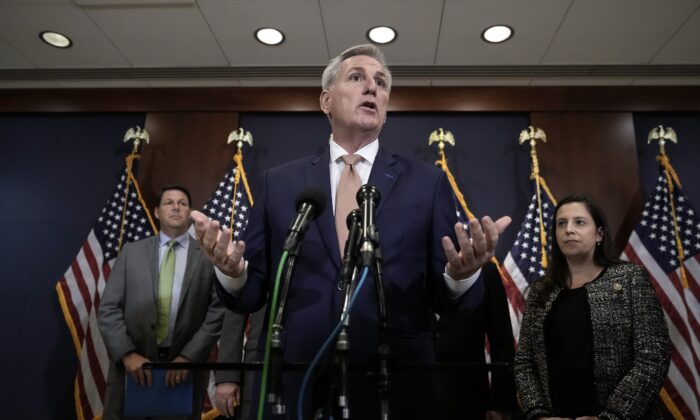 El presidente de la Cámara de Representantes, Kevin McCarthy (republicano de California), habla durante una rueda de prensa tras una sesión informativa sobre el presupuesto en el Capitolio de EE. UU. en Washington el 8 de marzo de 2023. (Drew Angerer/Getty Images)