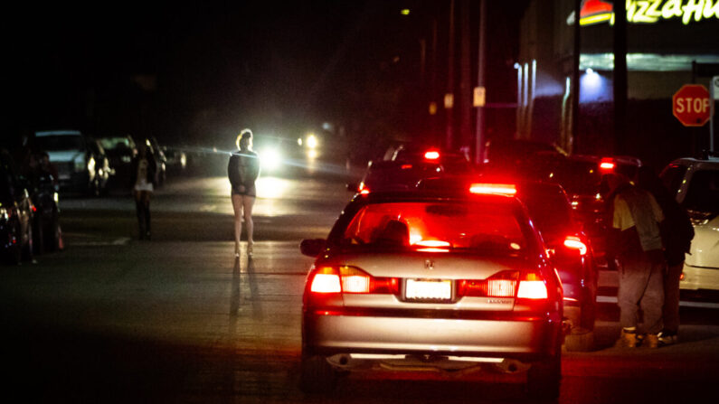 Mujeres de pie en la zona de "The Blade" de Los Ángeles el 8 de febrero de 2023. (John Fredricks/The Epoch Times)