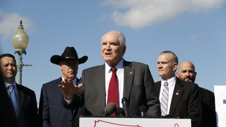 El representante Mike Kelly (R-Pa.) y otros republicanos de la Cámara de Representantes hablan en una conferencia de lanzamiento del Caucus de Seguridad de la Frontera Norte en el Triángulo de la Cámara en Washington el 28 de febrero de 2023. (Madalina Vasiliu/The Epoch Times)