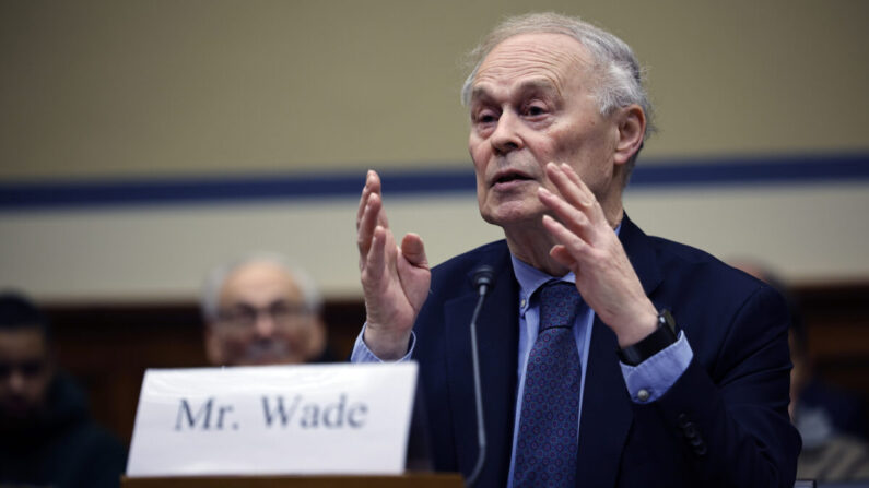 El exeditor del New York Times y autor Nicholas Wade testifica ante el Subcomité Selecto de la Cámara sobre la Pandemia de Coronavirus en el edificio de oficinas de la Cámara Rayburn en el Capitolio en Washington el 08 de marzo 2023. (Chip Somodevilla/Getty Images)