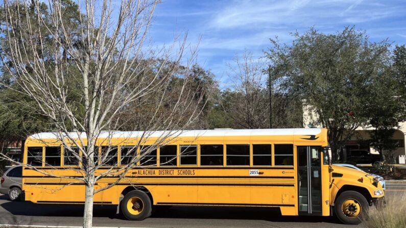Un autobús escolar circula por la calle en Gainesville, Florida, después de la escuela el 23 de enero de 2023. (Nanette Holt/The Epoch Times)