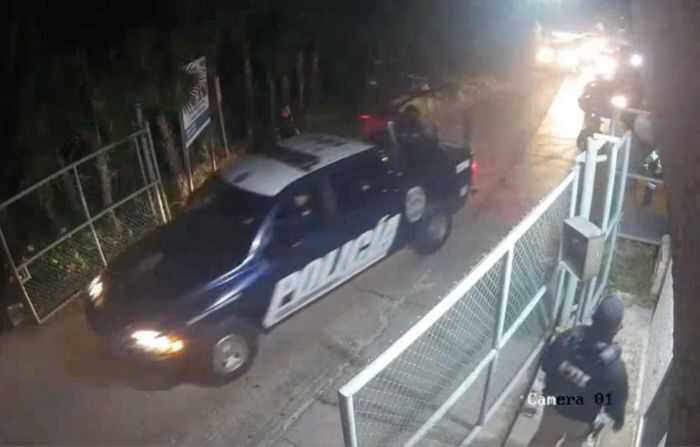 Una captura de pantalla del ingreso de patrullas de policía estatal a la empresa Vulcan Materials, video difundido por la Senadora Katie Britt. (Captura de pantalla/Sen. Katie Britt) 
