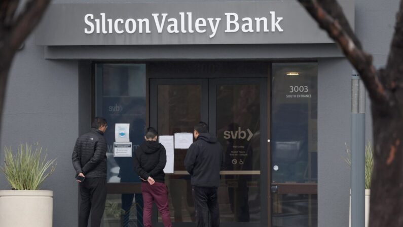 Empleados frente a la sede del Silicon Valley Bank en Santa Clara, California, el 10 de marzo de 2023. (Justin Sullivan/Getty Images)
