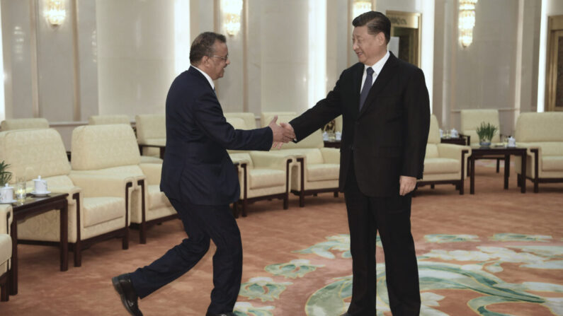 Tedros Adhanom Ghebreyesus (izq.), director general de la Organización Mundial de la Salud, estrecha la mano del líder chino Xi Jinping antes de una reunión en el Gran Salón del Pueblo de Beijing, el 28 de enero de 2020. (Naohiko Hatta/Pool/Getty Images)