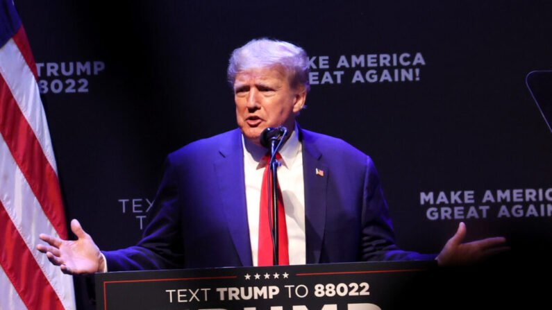 El ex presidente Donald Trump habla a los invitados reunidos para un evento en el Teatro Adler en Davenport, Iowa, el 13 de marzo de 2023. (Scott Olson/Getty Images)
