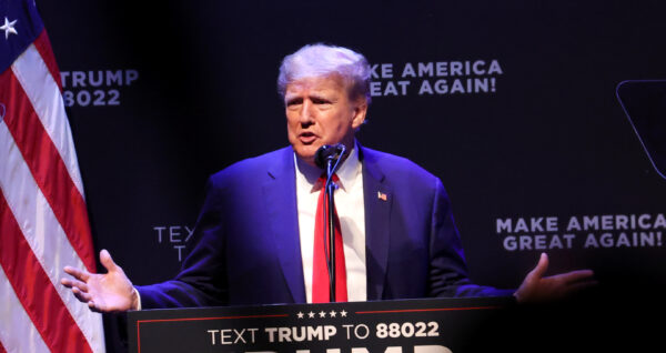 El expresidente Donald Trump habla a la audiencia en un evento en el Teatro Adler, en Davenport, Iowa, el 13 de marzo de 2023. (Scott Olson/Getty Images)

