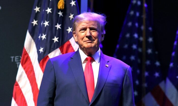 El expresidente Donald Trump llega para un evento en el Teatro Adler en Davenport, Iowa, el 13 de marzo de 2023. (Scott Olson/Getty Images)