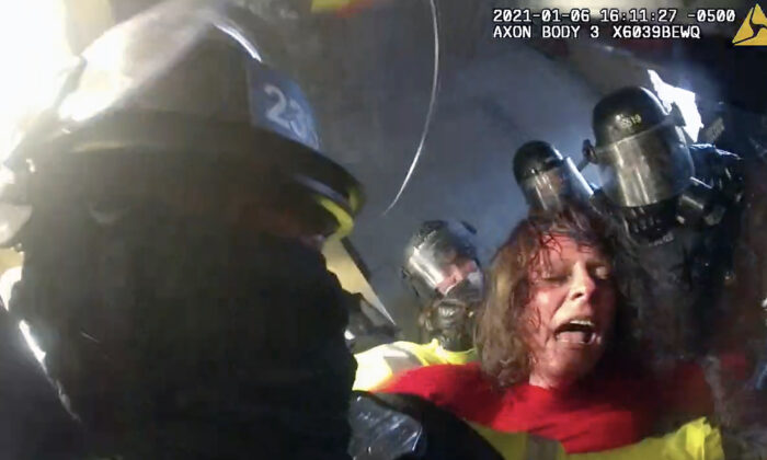 Victoria White es empujada después de ser golpeada por la policía en el túnel Lower West Terrace, en el Capitolio de EE.UU., el 6 de enero de 2021. (Departamento de Policía Metropolitana/Captura de pantalla vía The Epoch Times)
