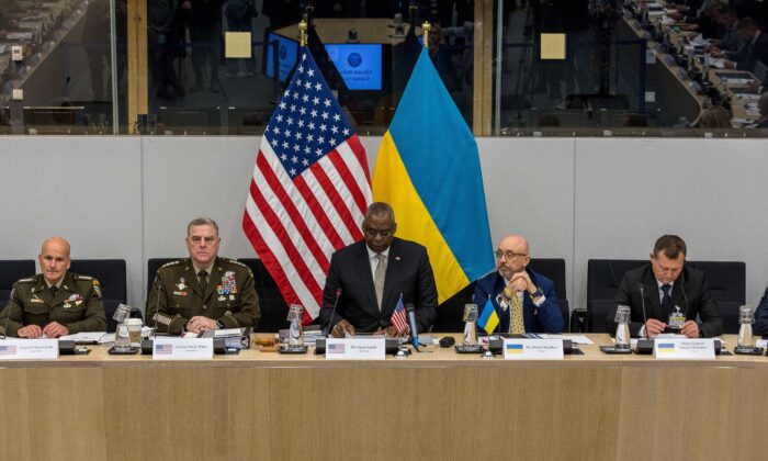 El secretario de Defensa de EE.UU., Lloyd Austin (centro), se dirige a la reunión del grupo de contacto de defensa de Ucrania, en la sede de la OTAN, durante el primero de dos días de reuniones de ministros de defensa, en Bruselas, el 12 de octubre de 2022. (Omar Havana/Getty Images)
