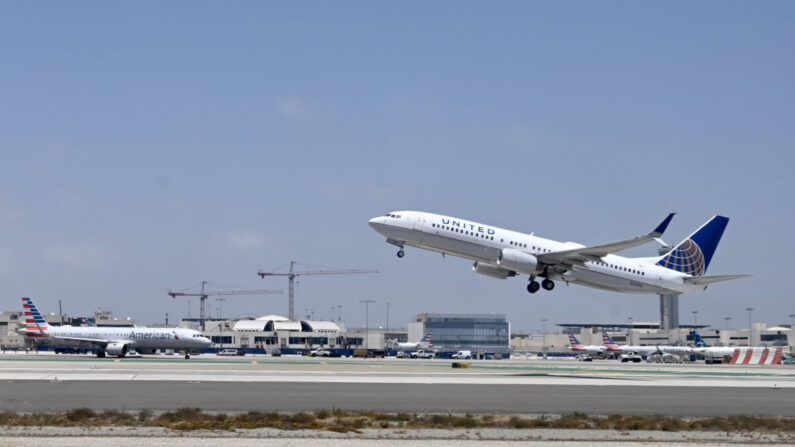 Un Boeing 737 de United Airlines despega del Aeropuerto Internacional de Los Ángeles (LAX) en Los Ángeles, el 16 de junio de 2022. (Daniel Slim/AFP vía Getty Images)