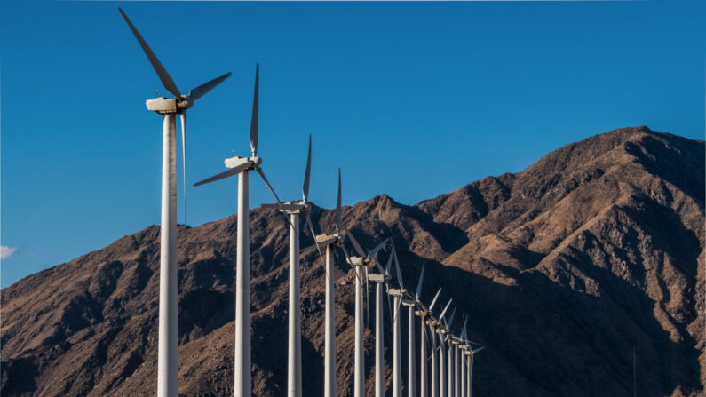 Un parque eólico a las afueras de Palm Springs, California, el 26 de mayo de 2018. (John Fredricks/The Epoch Times)