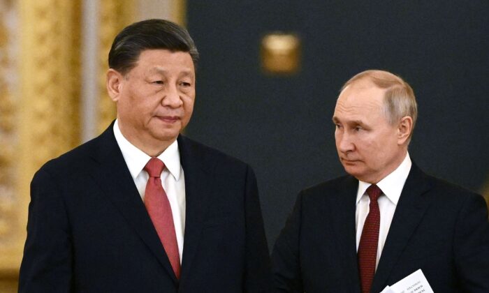 El presidente ruso, Vladimir Putin (der.), y el líder chino, Xi Jinping, ingresan a una sala durante una reunión en el Kremlin, en Moscú, el 21 de marzo de 2023. (Alexey Maishev/Sputnik/AFP vía Getty Images)
