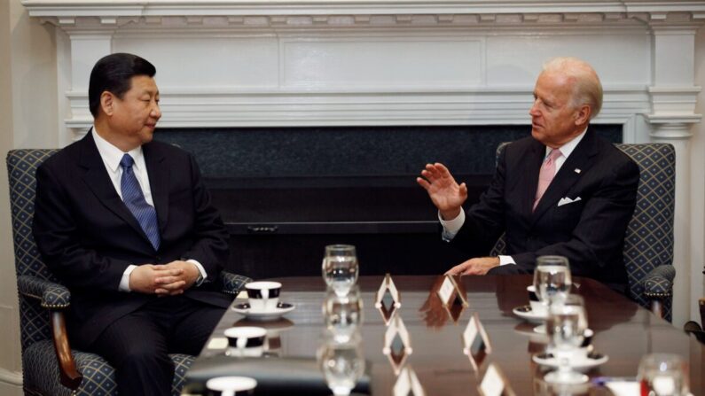 El vicepresidente Joe Biden (D) y el vicepresidente chino Xi Jinping conversan durante una reunión bilateral ampliada con otros funcionarios estadounidenses y chinos en la Sala Roosevelt de la Casa Blanca en Washington el 14 de febrero de 2012. (Chip Somodevilla/Getty Images)