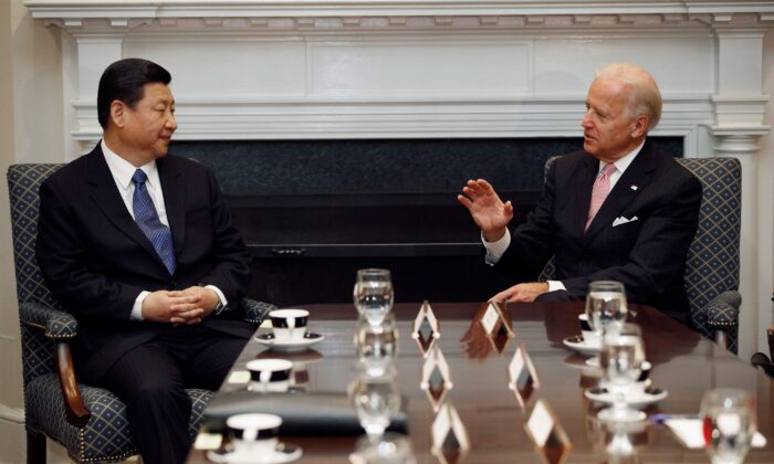 El vicepresidente Joe Biden (d) y el vicepresidente chino Xi Jinping conversan durante una reunión bilateral ampliada con otros funcionarios estadounidenses y chinos en la Sala Roosevelt de la Casa Blanca en Washington el 14 de febrero de 2012. (Chip Somodevilla/Getty Images)