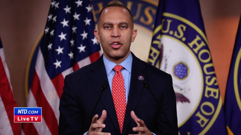 El líder de la minoría en la Cámara de Representantes, Hakeem Jeffries (D-NY), responde a preguntas durante una rueda de prensa en el Capitolio de EE.UU. en Washington el 12 de enero de 2023. (Win McNamee/Getty Images)