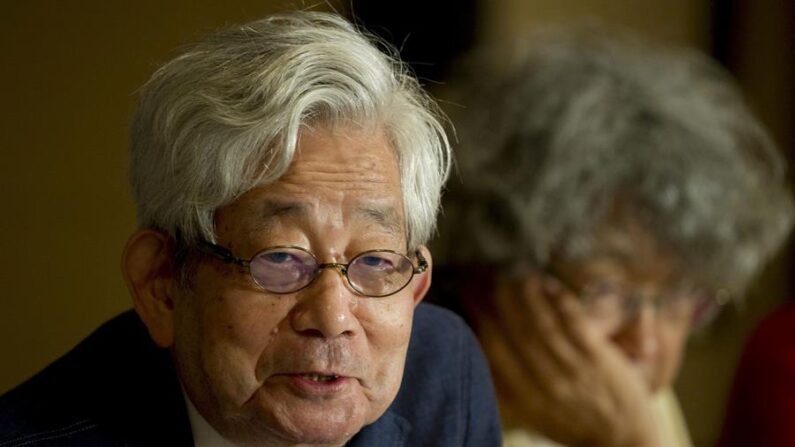 Imagen de julio de 2012 del premio Nobel de Literatura japonés Kenzaburo Oé. EFE/Everett Kennedy Brown