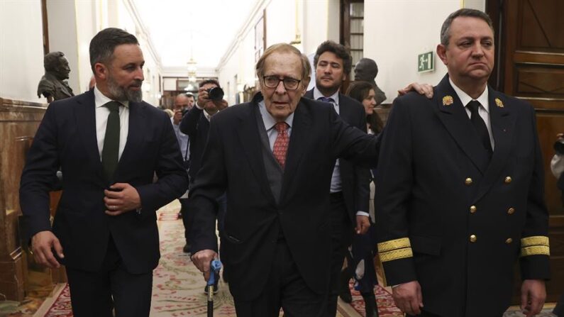 El profesor Ramón Tamames (c) junto al líder de Vox, Santiago Abascal (i), a la finalización del primer día del debate de la moción de censura de Vox contra el presidente del Gobierno, Pedro Sánchez, con Tamames como candidato a la Presidencia en el Congreso de los Diputados. EFE/Kiko Huesca