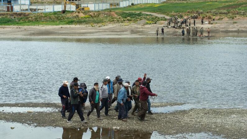 Pobladores rescatan y buscan a soldados del río Llave, el 5 de marzo de 2023, en Puno (Perú). EFE/Carlos Apucusi
