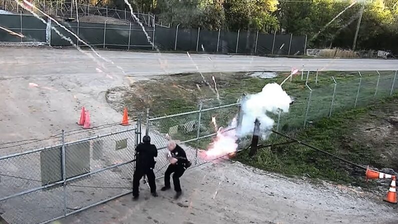 Un video difundido el 5 de marzo de 2023 muestra a alborotadores de izquierda lanzando fuegos artificiales y cócteles molotov contra oficiales de policía en Atlanta, Georgia. (Departamento de Policía de Atlanta/Screenshot via The Epoch Times)