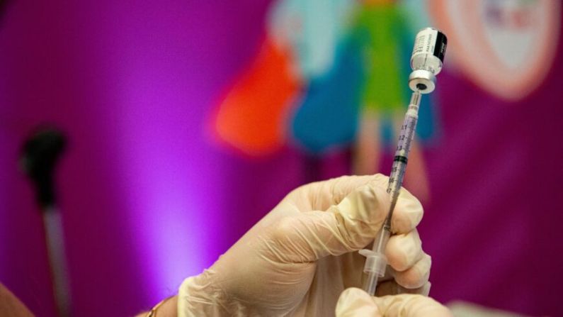 Una enfermera prepara una vacuna contra COVID-19 de Pfizer-BioNTech en Hartford, Connecticut, el 6 de enero de 2022. (Joseph Prezioso/AFP vía Getty Images)