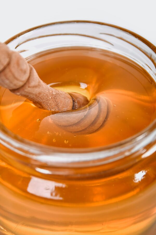 La miel es rica en ácidos fenólicos y flavonoides, que son antioxidantes naturales. (Pexels/ Valeria Boltneva）