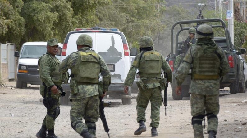 Fotografía de archivo donde se observa a miembros del Ejército Mexicano mientras resguardan la zona donde hubo un enfrentamiento en la colonia Loma de Rodriguera, en Culiacán (México). EFE/Juan Carlos Cruzá