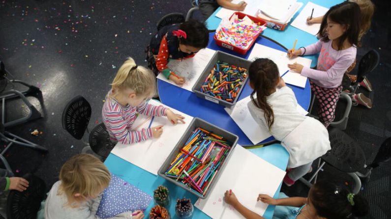 Niños fotografiados en un aula de la escuela primaria Waterview en Auckland, Nueva Zelanda, el 4 de julio de 2018. (Phil Walter/Getty Images)