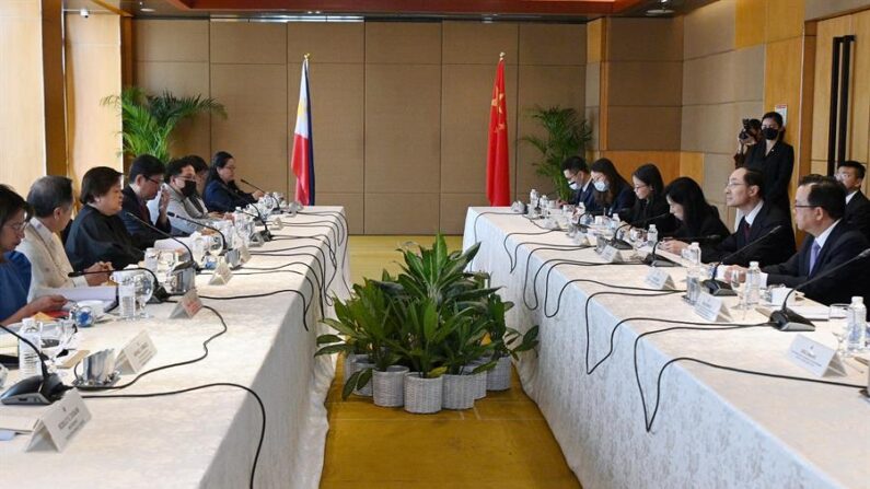 La subsecretaria filipina de Asuntos Exteriores, Maria Lourdes Lazaro (3-i), y el viceministro chino de Asuntos Exteriores, Sun Weidong (2-d), celebran una reunión bilateral en Manila, Filipinas, el 23 de marzo de 2023. EFE/EPA/Ted Aljibe 