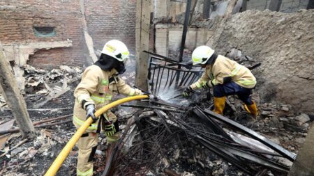 Un rayo causó incendio en tubería de combustible, con 17 muertos en Yakarta