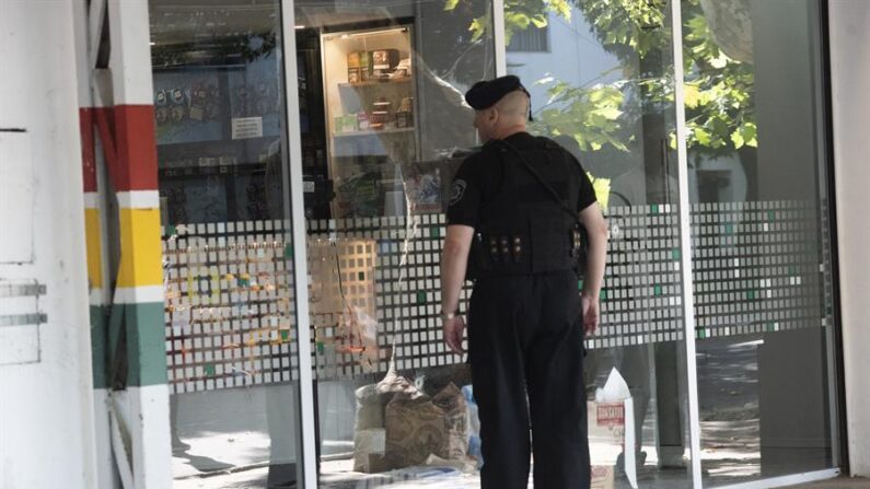 Un agente policial resguarda el 2 de marzo de 2023 el supermercado de la familia de Antonela Roccuzzo (esposa de Lionel Messi), que fue atacado a tiros por dos personas cerca de las 3 de la madrugada, en Rosario (Argentina). EFE/ Franco Trovato Fuoco
