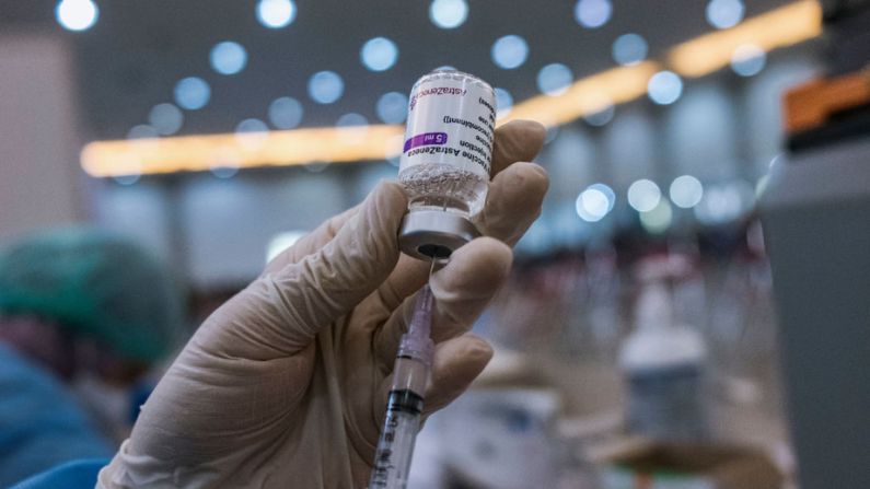 Un trabajador sanitario prepara una dosis de la vacuna de refuerzo AstraZeneca COVID-19 el 13 de enero de 2022 en Yogyakarta, Indonesia.  (Ulet Ifansasti/Getty Images)